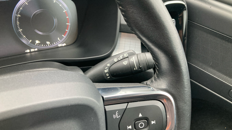 Volvo Xc40 2.0 T4 Momentum Pro 5dr AWD Geartronic Petrol Estate